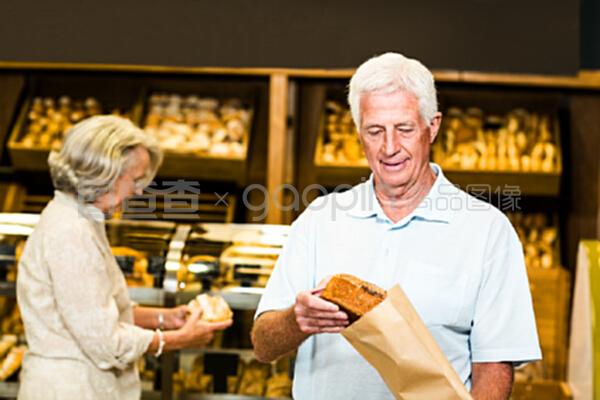 老年夫妇买面包
